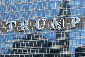 20140627_Trump_International_Hotel_and_Tower_(Chicago)_sign_2